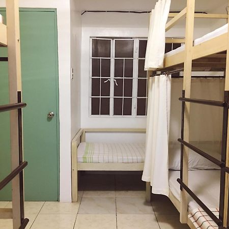1 River Central Hostel Makati City Rom bilde