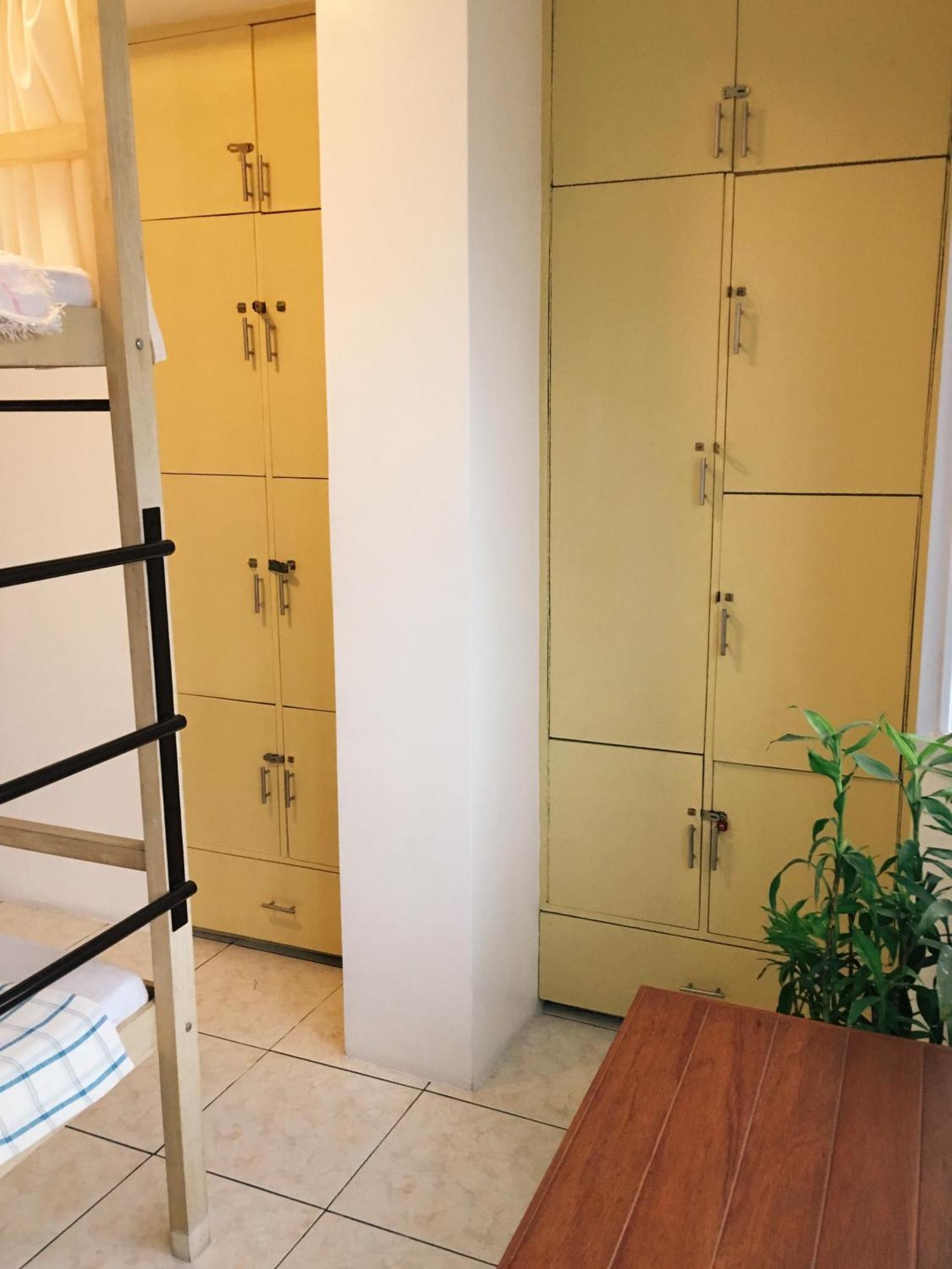 1 River Central Hostel Makati City Rom bilde