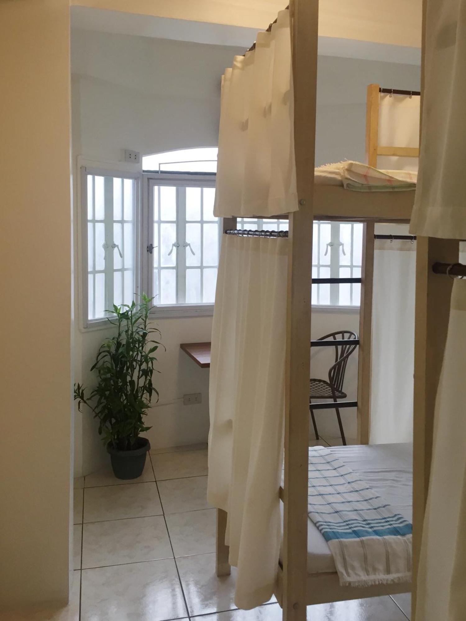 1 River Central Hostel Makati City Rom bilde