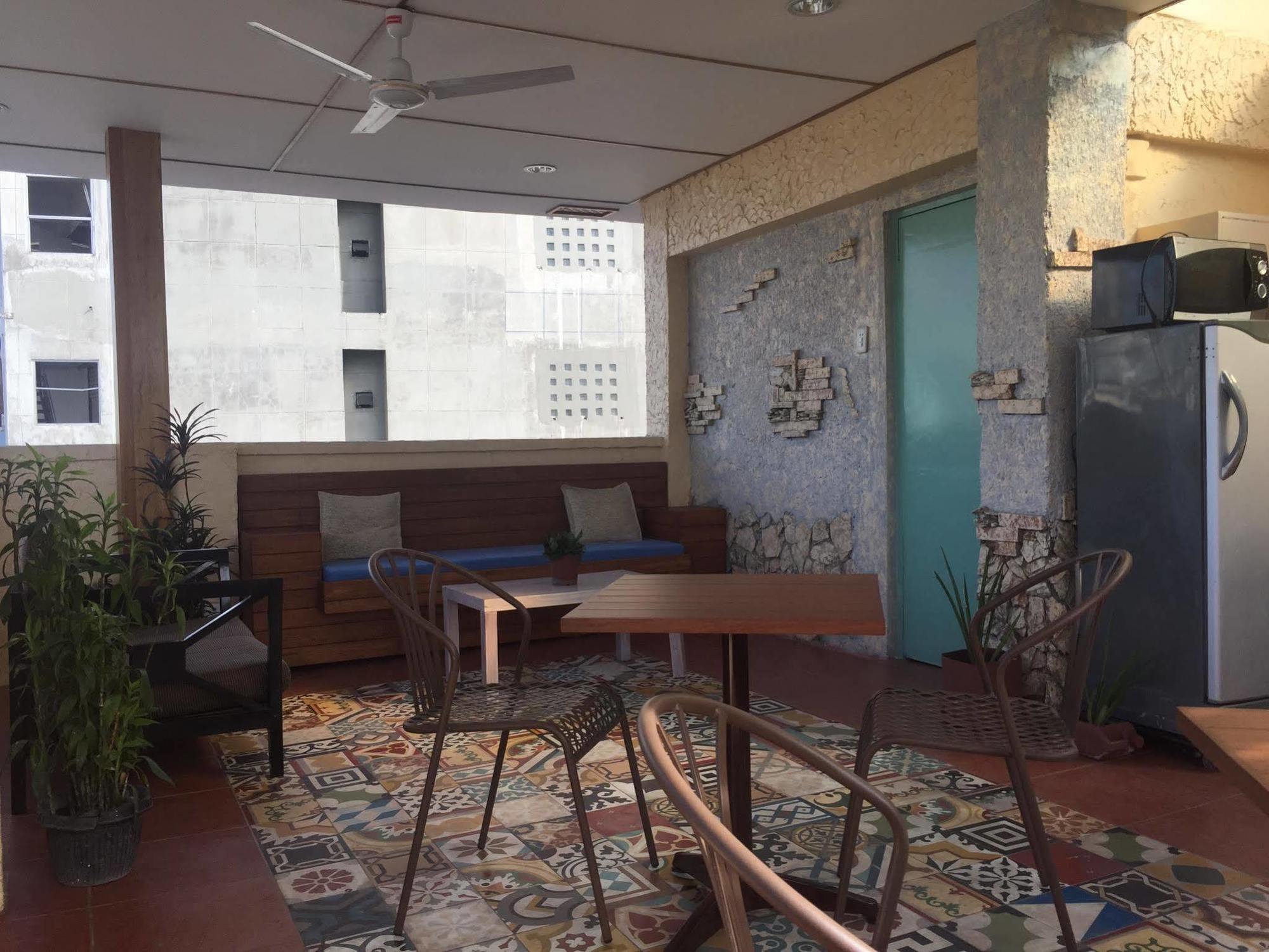 1 River Central Hostel Makati City Eksteriør bilde