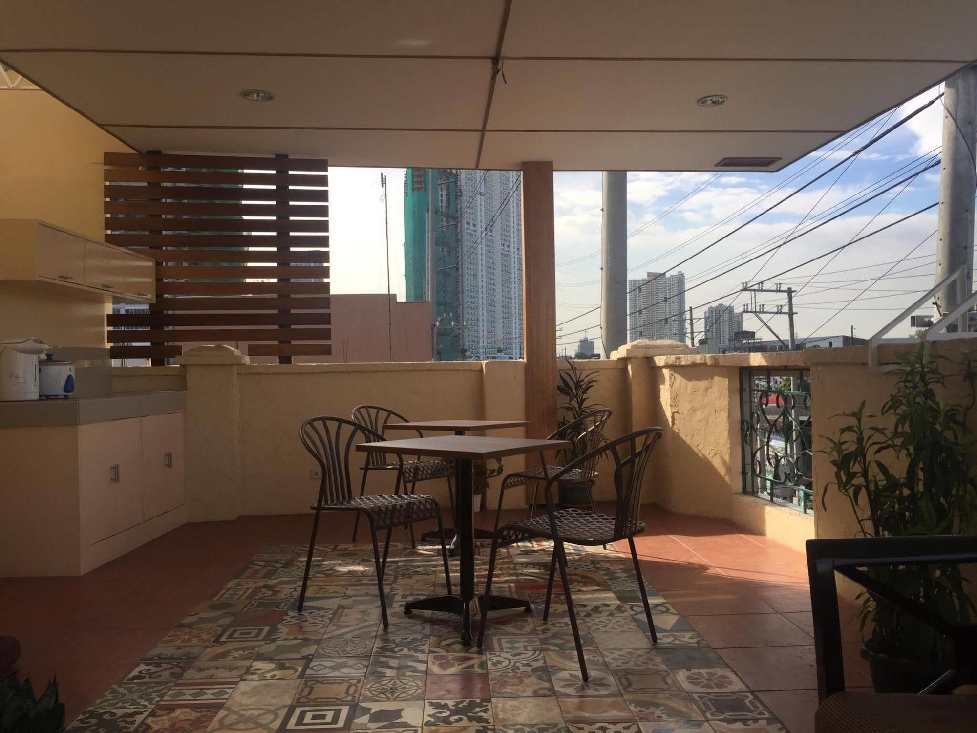 1 River Central Hostel Makati City Eksteriør bilde